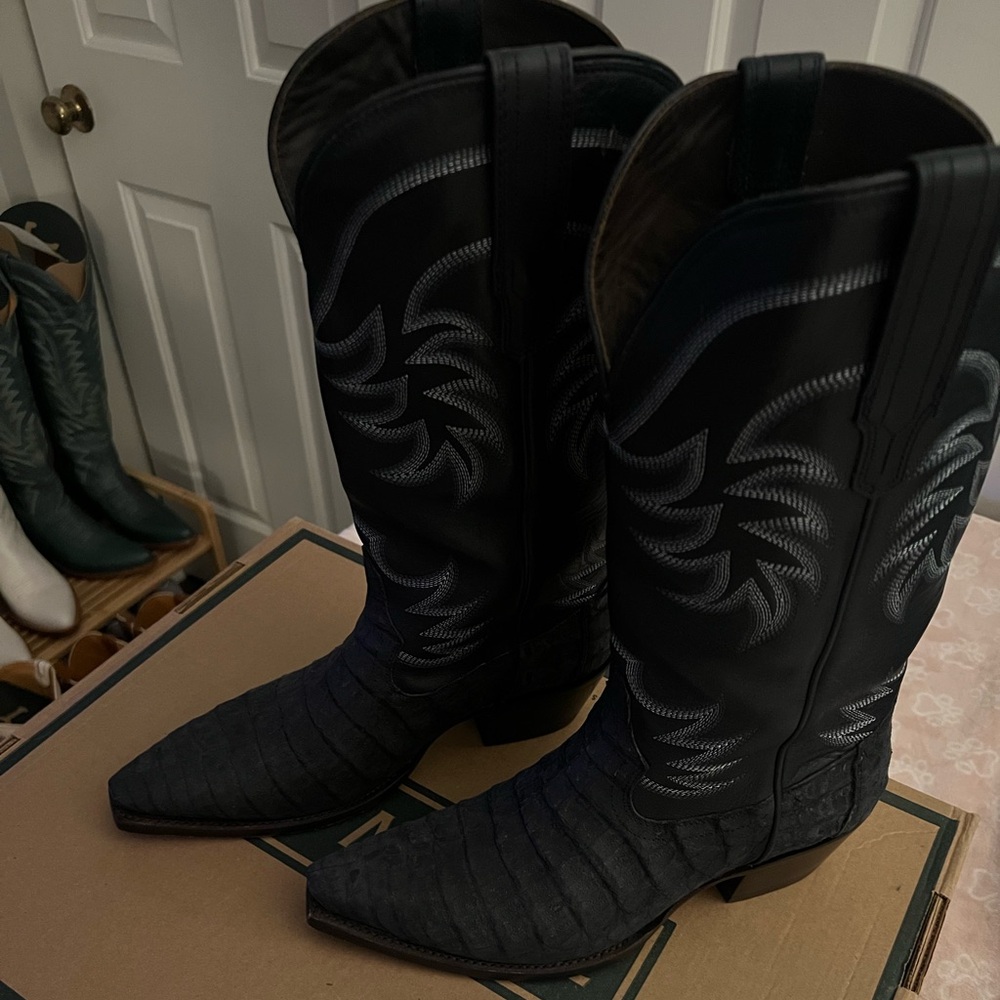 SOLD ❌❌Tecovas LIMITED EDITION Annie in Navy Sueded Caiman